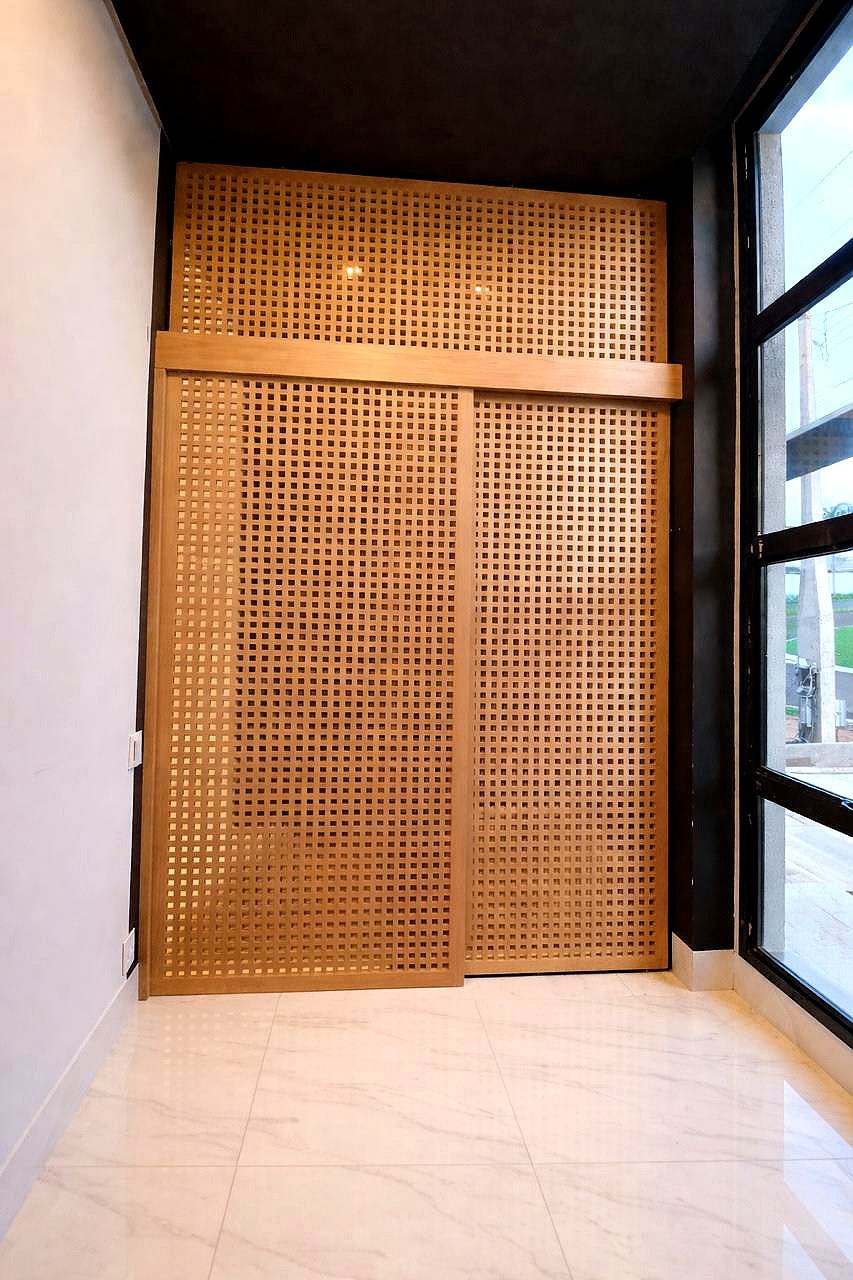 Painel com porta escondida